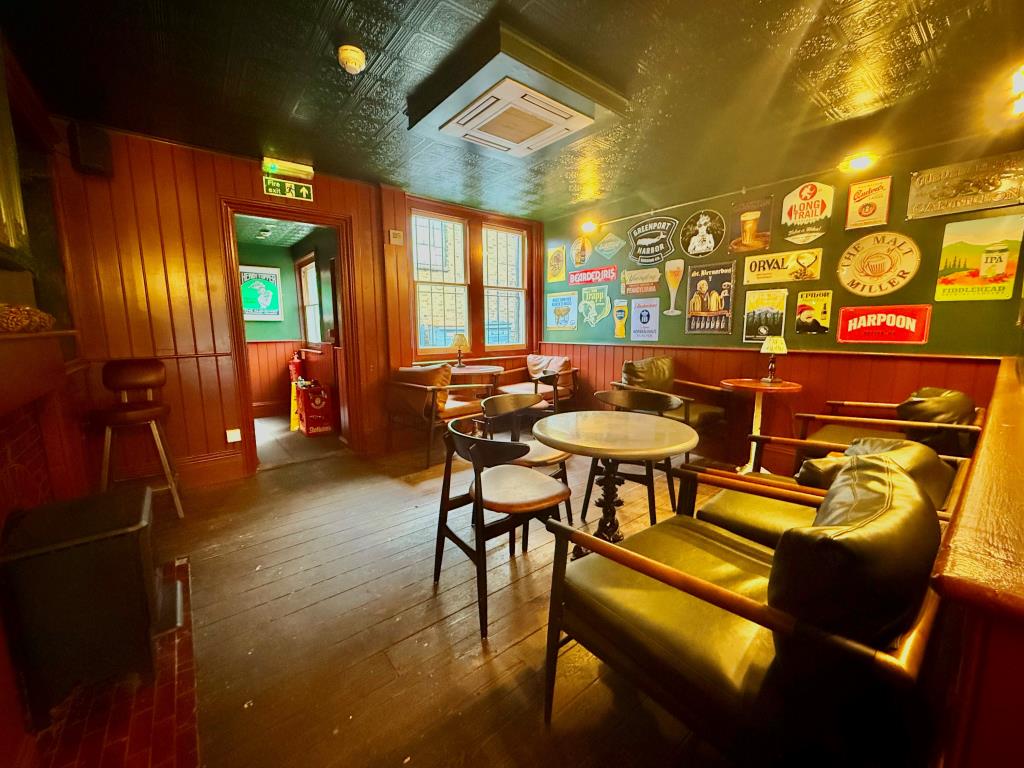 Lot: 44276 - FREEHOLD MIXED USE INVESTMENT - SHOP AND THREE FLATS - Extra Seating